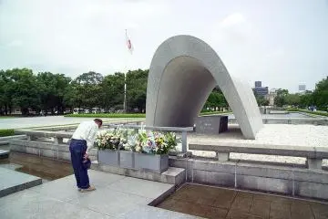 A visitor paying respects to the deceased (Photo: <a href="http://commons.wikimedia.org/wiki/File:HiroshimaCenotaph7006.jpg" target="_blank" rel="noreferrer noopener nofollow">Fg2</a>)