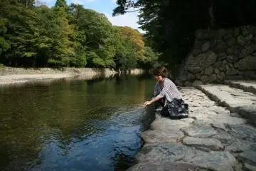 Washing hands for purification in the cool clear river (Photo: PPF)