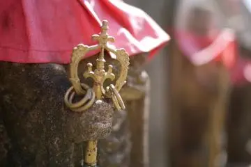 The staff a Jizo carries is said to ward off evil, hungry ghosts. (Photo: <a href="http://www.gethiroshima.com" target="_blank" rel="noreferrer noopener nofollow">gethiroshima</a>)