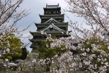 The architecture of the castle as it sits high up is an impressive sight (Photo: <a href="http://www.gethiroshima.com" target="_blank" rel="noreferrer noopener nofollow">gethiroshima</a>)