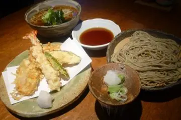 Lunch, 2 types of soba and a tempura dish (Photo: PPF)