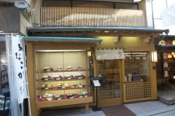 Plastic versions of the dishes in the window (Photo: <a href="http://www.gethiroshima.com" target="_blank" rel="noreferrer noopener nofollow">GetHiroshima</a>)