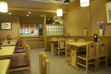 Clean, simple interior with table and chair seating (Photo: <a href="http://www.gethiroshima.com" target="_blank" rel="noreferrer noopener nofollow">GetHiroshima</a>)