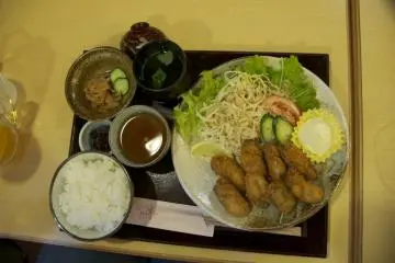 Fried oysters set meal ¥1600 (Photo: <a href="http://www.gethiroshima.com" target="_blank" rel="noreferrer noopener nofollow">GetHiroshima</a>)