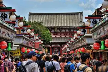 The shop-lined road leading to Senso-ji is as busy today as during Isabella's time. (Photo: <a href="https://en.wikipedia.org/wiki/File:1_asakusa_sensoji_2011b.JPG" target="_blank" rel="noreferrer noopener nofollow">chensiyuan</a> / <a href="https://creativecommons.org/licenses/by-sa/4.0/deed.en" target="_blank" rel="noreferrer noopener nofollow">CC BY-SA 4.0</a>)