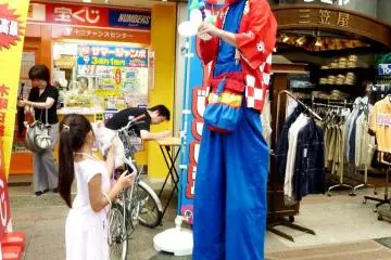 The lottery man wants to make your dreams come true at Juso Friendly Street just 10 minutes from Osaka Umeda (Photo: <a href="http://www.flickr.com/photos/mshades/3768160318/" target="_blank" rel="noreferrer noopener nofollow">Chris Gladis Okinawa Soba Rob (CC BY-NC-SA 2.0)</a>)
