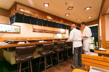 The interior of Sukiyabashi Jiro (Photo: <a href="https://www.flickr.com/photos/cityfoodsters/11557082593/in/album-72157639025344706/" target="_blank" rel="noreferrer noopener nofollow">City Foodsters (CC BY 2.0)</a>)