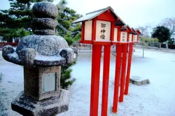 The beauty of a stone lantern in Shiga Prefecture (Photo: <a href="https://www.flickr.com/photos/mark_mrwizard/8460205718/" target="_blank" rel="noreferrer noopener nofollow">Mark MrWizard</a>)