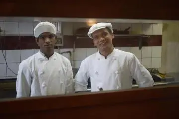Chefs at Radha Vilas (Photo: <a href="http://www.gethiroshima.com" target="_blank" rel="noreferrer noopener nofollow">GetHiroshima</a>)