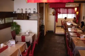 Inside - seating at tables for 34 (Photo: <a href="http://www.gethiroshima.com" target="_blank" rel="noreferrer noopener nofollow">GetHiroshima</a>)