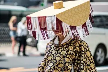 This local walks the street in traditional costume as part of a parade (Photo: <a href="https://www.flickr.com/photos/unleashedlive/35563199491/" target="_blank" rel="noreferrer noopener nofollow">Ian</a>)