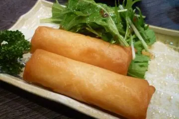Crunchy spring rolls with melted cheese inside! (Photo: PPF)