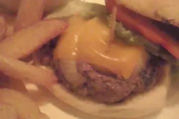 The burger (Photo: Alton Mark Allen)