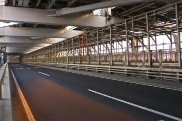 The traffic lane seen from the walkway (Photo: Manish)