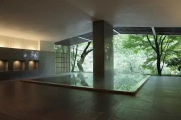 The hot spring bath combines inside and outside sections in one. (Photo: Hoshino Resorts)