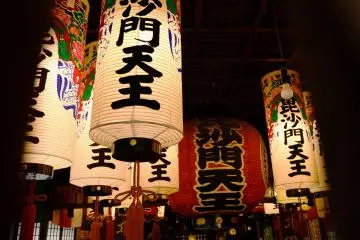 Japan’s craft techniques manifests itself in so many ways, from paper lanterns to beckoning cats (Photo: <a href="https://www.flickr.com/photos/bonguri/24962465877/in/photolist-E2RaqH-jyzqtv-X2ch1W-jyBiaw-2S7Up9-iYi93b-22pmidH-21Q12zG-y31F7U-jyzkWV-yY2URE-6NUFKN-im6Afw-22NtUbq-22mb7h2-WMyQQa-qjPP6G-2Nja6J-22Erw8E-7PPnw7-im6uUx-qtFuEF-jdWNEJ-im6uHS-b4HiGv-jdWQ4A-b49kgv-qjQ37m-WCKz6q-jyA8FG-7occdt-X4ap1u-qjTgQk-6P5mHy-oX8Q3J-jyBn9y-6Qyxba-aqdHR3-73XCnL-qjH4NR-qtFuHr-WJSXFX-4imo7k-6RCPzx-4PEkM5-62t6p5-b2wDQn-jyB8Kj-62t6Dq-b35z1z" target="_blank" rel="noreferrer noopener nofollow">Bong Grit</a>)