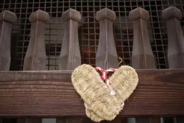 The sandals of pilgrims hang on the front gate (Photo: <a href="http://www.gethiroshima.com" target="_blank" rel="noreferrer noopener nofollow">GetHiroshima</a>)