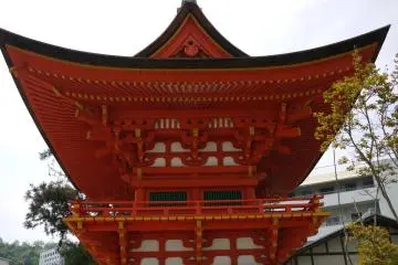 The red pagoda is covered in laquer to give it a vivid sheen (Photo: <a href="http://www.gethiroshima.com" target="_blank" rel="noreferrer noopener nofollow">GetHiroshima</a>)