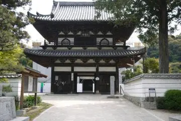 The front gate house of the temple is quite a grand sight. (Photo: <a href="http://www.gethiroshima.com" target="_blank" rel="noreferrer noopener nofollow">GetHiroshima</a>)