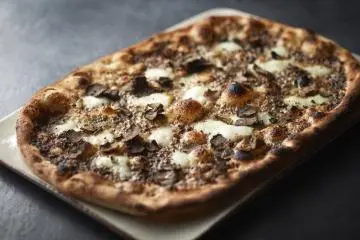 Tartufo (¥3600) – black truffles, mushroom paste, and Buffalo mozzarella)  (Photo: Obicà)