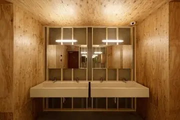Wash and shave here (Photo: Nacasa & Partners)