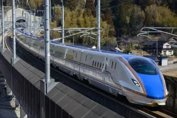 The shinkansen bullet train is Japan's most famous form of transport (Photo: <a href="https://en.wikipedia.org/wiki/W7_Series_Shinkansen#/media/File:W7_series_set_W3_20150207.jpg" target="_blank" rel="noreferrer noopener nofollow">i北陸 (i Hokuriku) / CC BY 2.1 jp</a>)