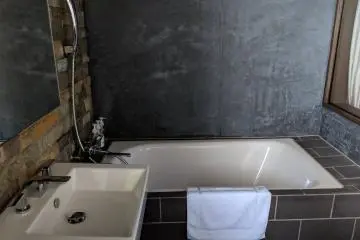 The bathroom also has the trendy, warehouse apartment feel. (Photo: Kim B)