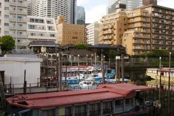 Houseboat living in the big, modern city