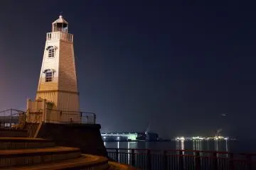Sakai Lighthouse at night (Photo: <a href="https://www.flickr.com/photos/dharma-bum/8541288081" target="_blank" rel="noreferrer noopener nofollow">Andrey Grushnikov </a> / <a href="https://creativecommons.org/licenses/by-nc/2.0/" target="_blank" rel="noreferrer noopener nofollow">CC BY-NC 2.0</a>)