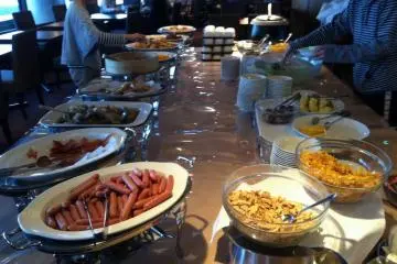 The breakfast "viking" buffet (Photo: <a href="http://www.gethiroshima.com" target="_blank" rel="noreferrer noopener nofollow">GetHiroshima</a>)