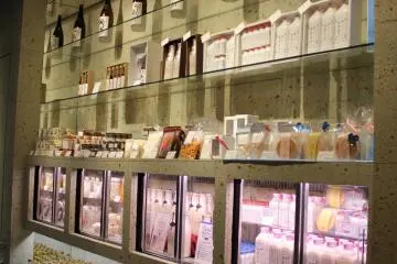 Hakkaisan's select shop features sake but also products that use rice and koji. (Photo: Mitsui Fudosan Staff)