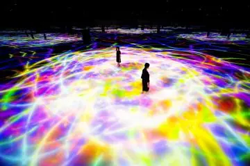 Drawing on the Water Surface Created by the Dance of Koi and People - Infinity // teamLab,  2016-2018 (Photo: teamLab Planets TOKYO)