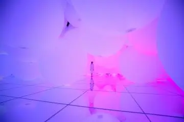 Expanding Three-dimensional Existence in Intentionally Transforming Space - Free Floating, 12 Colors // teamLab, 2018 (Photo: teamLab Planets TOKYO)