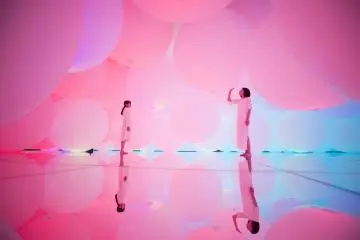 Expanding Three-dimensional Existence in Intentionally Transforming Space - Free Floating, 12 Colors // teamLab, 2018 (Photo: teamLab Planets TOKYO)