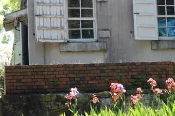 The lighthouse keepers' stone homes must have protected more against wind and salty sea mists than against earthquakes. (Photo: Laura MacLean)