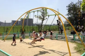 swings (Photo: <a href="http://www.gethiroshima.com" target="_blank" rel="noreferrer noopener nofollow">GetHiroshima.com</a>)