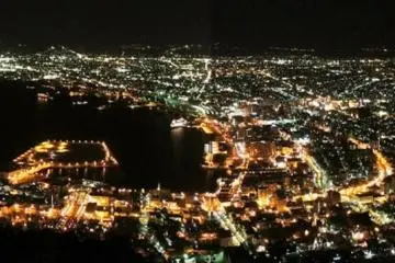 Night scenery viewed from Mount Hakodate  (Photo: <a href="https://www.flickr.com/photos/phil_p/32551430103/in/photolist-KGPhgu-68ZVFn-54Zuy9-dEsLk5-oFwK8T-Sr9wY9-StySNZ-rxpTK3-dEnqXB-ran6Zr-dEnskT-JS2pT-JRUob-rvdGxS-rfWUZL-Sr9vDL-fRVpzi-RAsA6v-FzGbwB/" target="_blank" rel="noreferrer noopener nofollow">Phil Goth</a>)