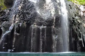 Water cascading off the rocks into the gorge