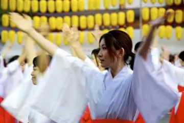 100 shrine maidens dancing (Photo: <a href="http://www.gethiroshima.com" target="_blank" rel="noreferrer noopener nofollow">GetHiroshima / CC BY-NC 2.0</a>)
