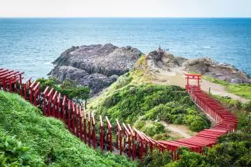Motonosumi Inari Shrine (Photo: journeykei / Shutterstock.com)