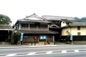Kameman Sake Brewery is located near Tsunagi on the Hisatsu Orange scenic railway, in the SW end of the Sake producing region of Japan. Its spring water and mild climate produces some unique sake. (Photo: Iyu Mura)