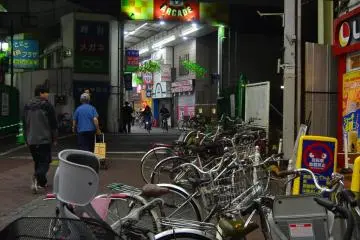 Bicyles in the foreground backed by the Keikyu line above