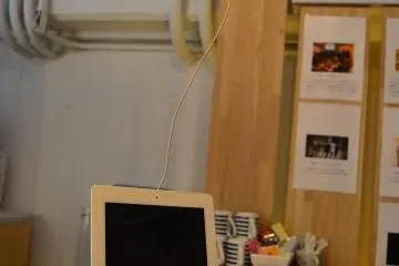 iPad to surf on the internet (Photo: Mifthanzi Ariana Sarashanti)