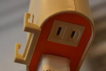 A hanging electricity socket (Photo: Mifthanzi Ariana Sarashanti)