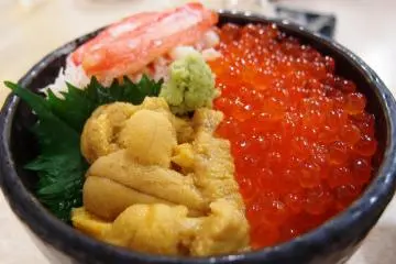 Salmon Roe and Sea Urchin Rice Bowl (Photo:  (CC BY-NC-ND 2.0) – <a href="https://www.flickr.com/photos/irasally/14751822543/in/photolist-otyWTZ-cg9APE-daFtVP-VVghKe-jeZxm-5HFXCG-9Xfs8J-9Xczcr-cMNtN7-FHsAbH-2b82Ti4-3PrSK6-FjRkNs-N1LkEb-MBCHHY-MTFSvs-MBCHij-MTFXc1-fvSCdz-cMNtXS-39RTUW-ee8PhR-23sEvua-fvSCCZ-fvSBB6-3Pw3TJ-fvSCmH-cMNuh9-3Pw9e1-tjvE9U-fvSDbR-eLJBjq-39Mmca-eLJwmw-eLJAPu-eLxbcV-eLJAEq-eLxc2z-eLxaU4-eLJzPY-eHAj7k-eLx8FK-eLJCuJ-eLxdiT-eLxdBV-eLJwxb-eLJAZG-eLxbRZ-eLJznS-74AzeH" target="_blank" rel="noreferrer noopener nofollow">Ira Sally </a> / <a href="https://creativecommons.org/licenses/by-nc-nd/2.0/" target="_blank" rel="noreferrer noopener nofollow">CC BY-NC-ND 2.0</a>)
