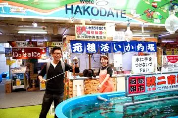 Jo's catch of the day at Hakodate Fish Market (Photo:  (CC BY-NC-ND 2.0) – <a href="https://www.flickr.com/photos/joeywan/14891457170" target="_blank" rel="noreferrer noopener nofollow">Joanne Wan </a> / <a href="https://creativecommons.org/licenses/by-nc-nd/2.0/" target="_blank" rel="noreferrer noopener nofollow">CC BY-NC-ND 2.0</a>)