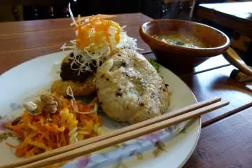 Veggie meat burger on genmai rice bun with soup (Photo: <a href="http://www.flickr.com/photos/hiroshimagab" target="_blank" rel="noreferrer noopener nofollow">jjwalsh</a>)