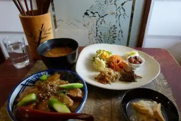 Gen 1,500 yen lunch set (also includes dessert) (Photo: <a href="http://www.flickr.com/photos/hiroshimagab" target="_blank" rel="noreferrer noopener nofollow">jjwalsh</a>)