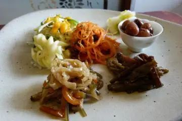 side dishes close up (Photo: <a href="http://www.flickr.com/photos/hiroshimagab" target="_blank" rel="noreferrer noopener nofollow">jjwalsh</a>)