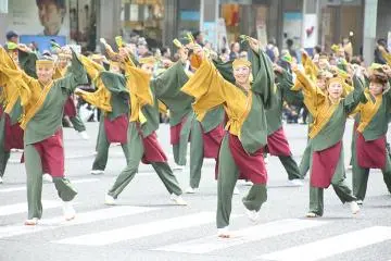 Festival dances from 20 districts. (Photo: Mitsui Fudosan)